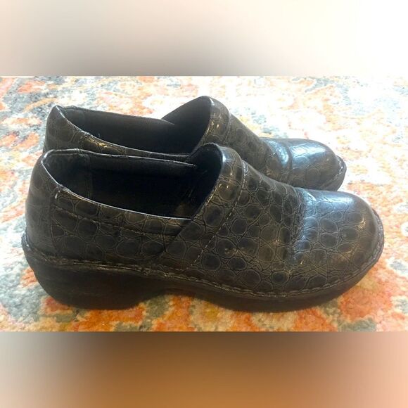 B.O.C. Born Black Gray Faux Leather Croc Reptile Closed Back Clogs Women's 10 - Picture 4 of 6